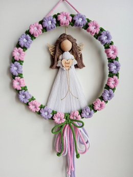 Anioł stróż w wianku różowo-fioletowe kwiaty