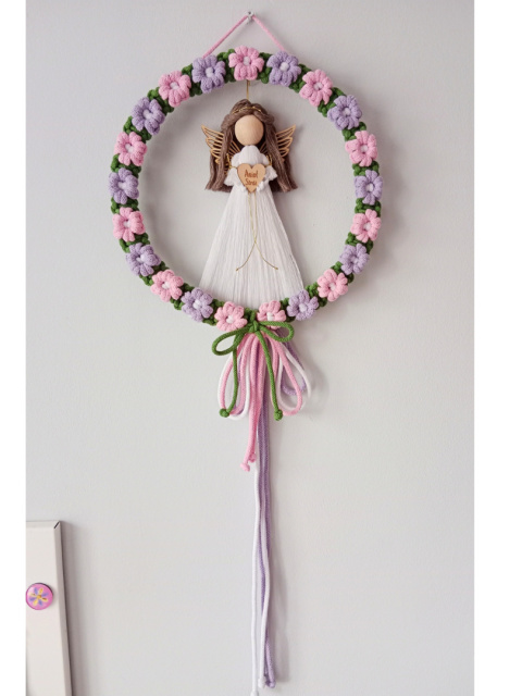 Anioł stróż w wianku różowo-fioletowe kwiaty