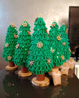 Choinka Szmaragdowa zieleń, stojąca z LED