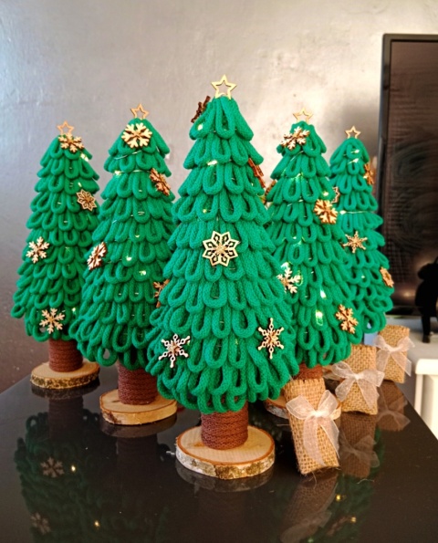 Choinka Szmaragdowa zieleń, stojąca z LED