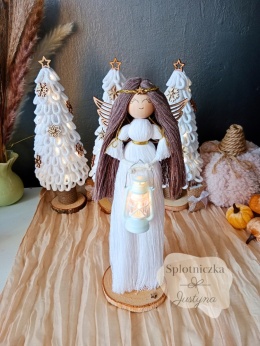 Stojący Anioł z latarnią