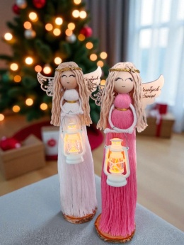 Stojący Anioł z latarnią