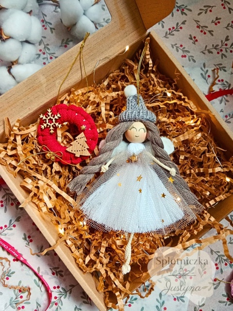 Świąteczny prezent, Anioł i czerwona bombka