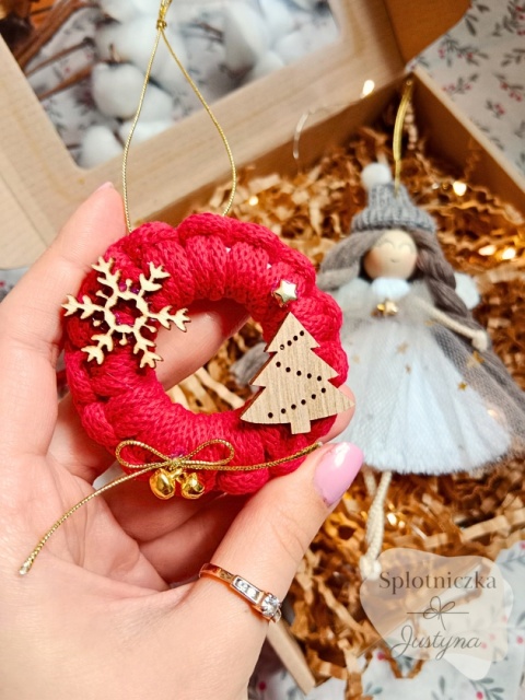 Świąteczny prezent, Anioł i czerwona bombka